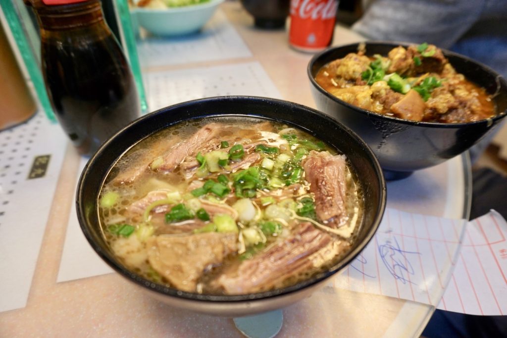 九記牛腩の「牛バラ入り卵麺 特製シャンタン・スープ仕立て」