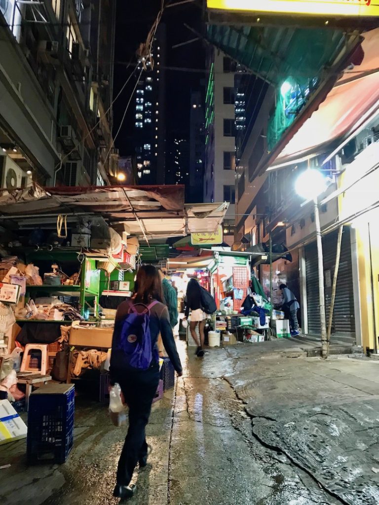 香港の夜の街並み